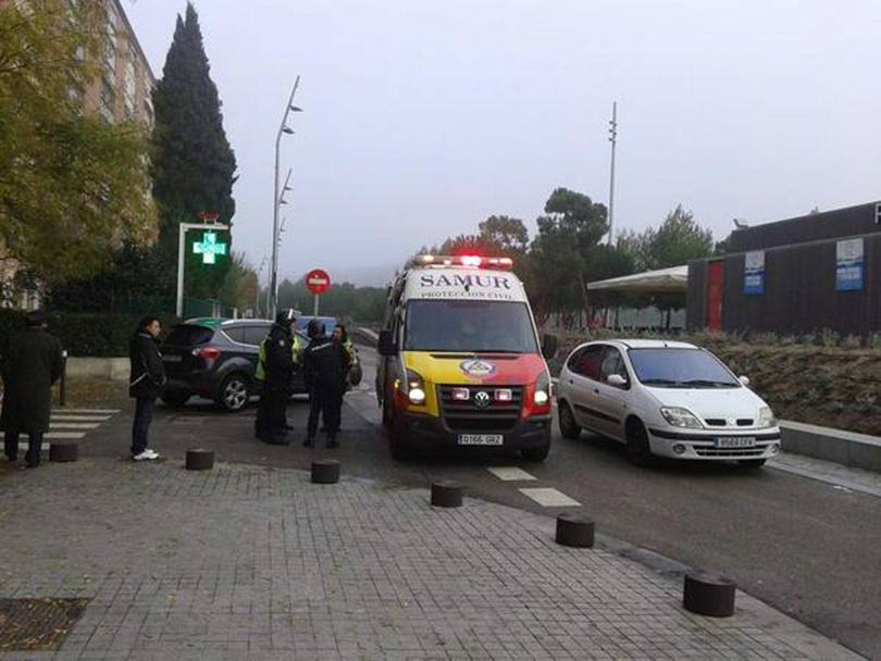 L&#39;ambulanza che ha trasportato all&#39;ospedale il tifoso del Deportivo gettato nel fiume. l&#39;uomo morir poco dopo per le ferite riportate (EPA)